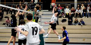 Lukas Thiem am Schlag. Die Sindelfinger Volleyballer überzeugt nur im ersten Satz und im Tiebreak  gegen Ravensburg.