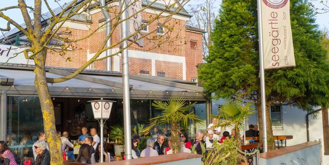 Viele Menschen genießen es, wenn sie bei warmen Temperaturen in den Abendstunden in Biergärten, Cafés und Restaurants draußen sitzen können.