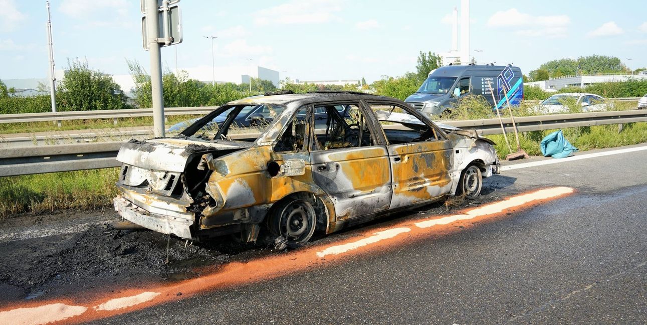 Innerhalb kürzester Zeit brannte das Auto aus.