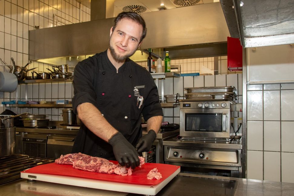 Küchenchef Philipp Schmeckenbecher ist in der Küche vom Stuttgart Marriott Hotel Sindelfingen zuhause.Bild: Nüßle