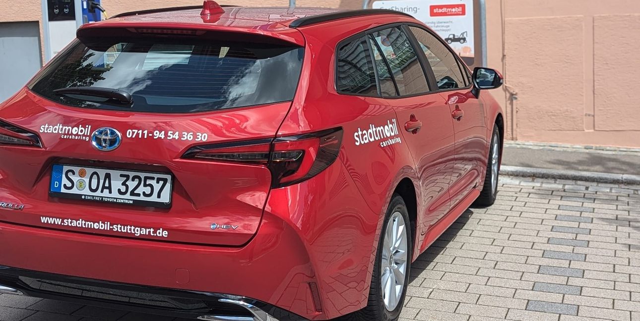Das Auto steht vor dem Rathaus.