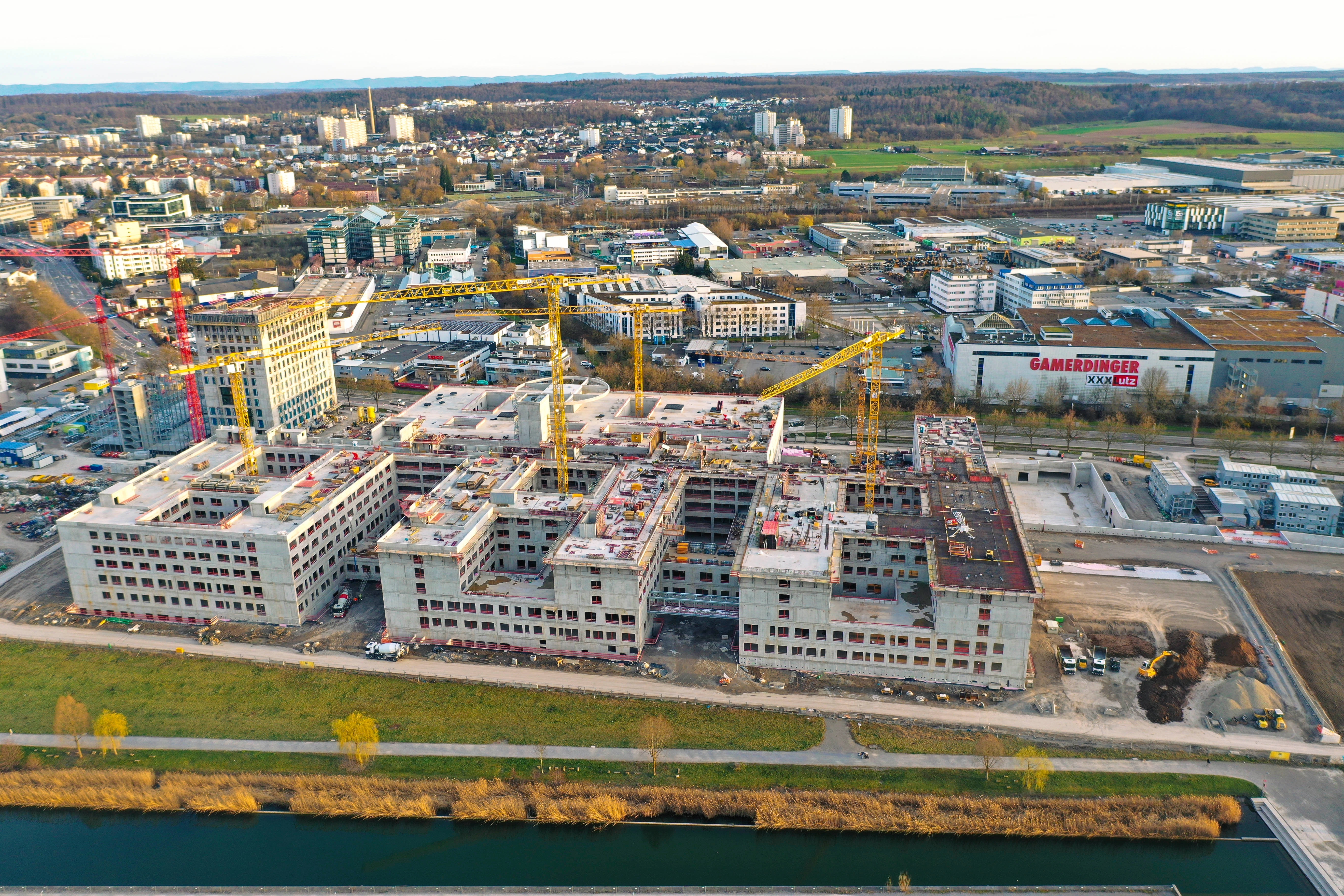Die Zukunft der Kliniklandschaft im Kreis Böblingen sorgt nicht mehr für so große Diskussionen wie noch vor wenigen Jahren. Die Flugfeld-Klinik ist gesetzt und wächst stetig in die Höhe.      Bild: Dettenmeyer/A
