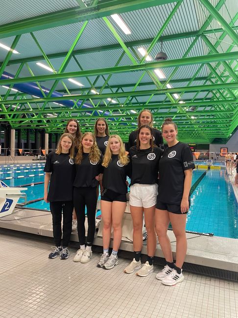 Anna Gieseke, Lena Hunold, Marian Plöger, Emilie Saillet, Nadia Vetter, Maya Weckert, Franziska Hartmann und Annika Bruhn (von links). Bild: z
