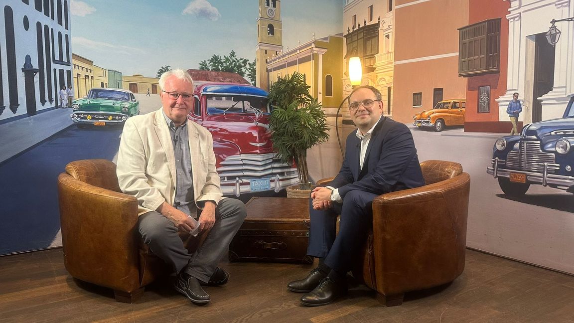 Die Stadt Calw feiert dieses Jahr ihren 950. Geburtstag. Oberbürgermeister Florian Kling (rechts) erzählt im Stadtgespräch Böblingen bei Regio TV mit Hans-Jörg Zürn (Sindelfinger Zeitung/Böblinger Zeitung), was es in der Hesse-Stadt alles zu entdecken gibt.