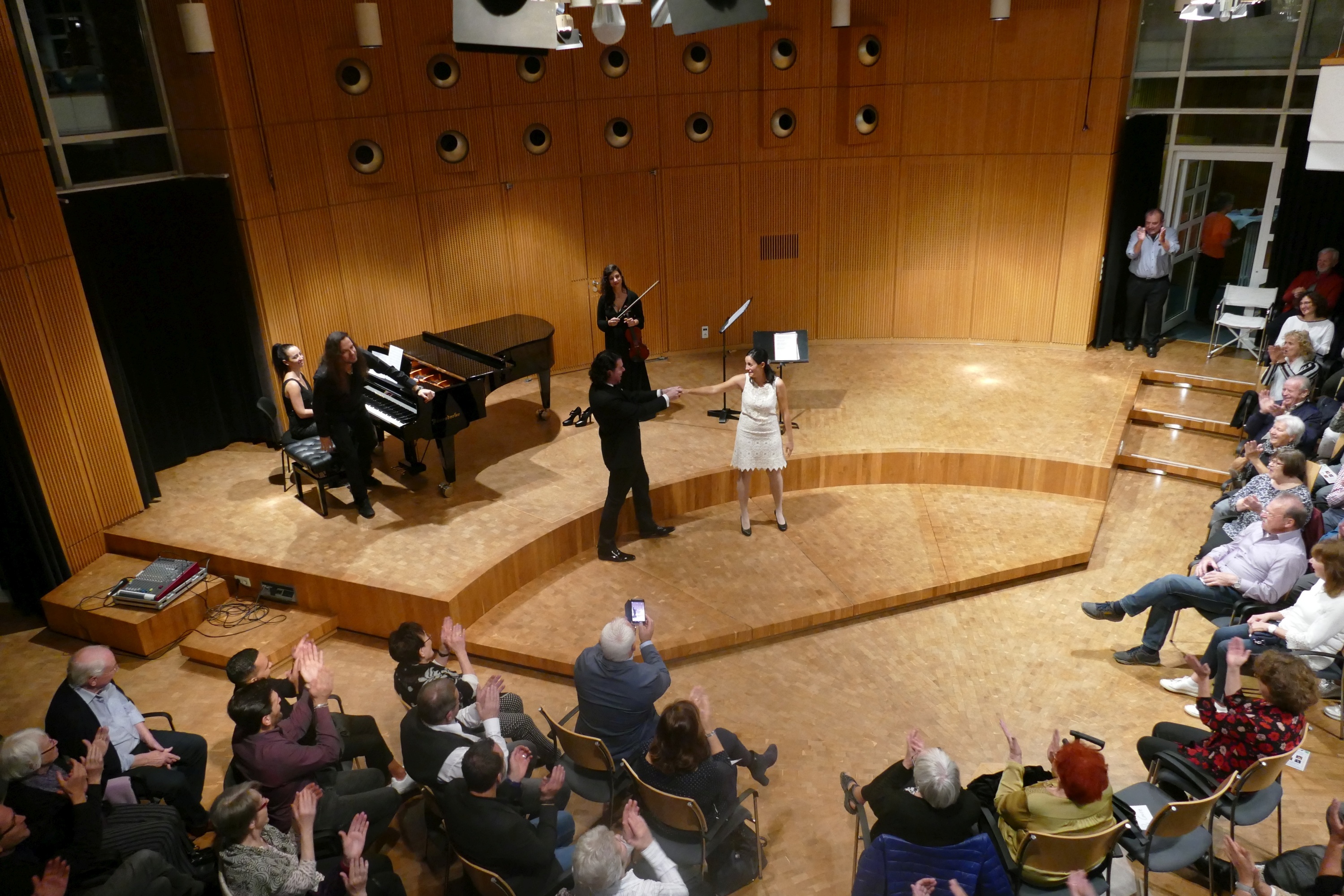 Am Klavier Elisa Viscarelli und Ticiano Leonardi, hinten Geigerin Francesca Spada, vorn Massimiliano D'Antonio und Patrizia Piras im Odeon der SMTT. Bild: Lück