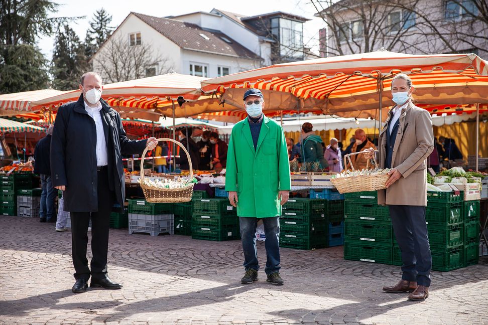 Oberbürgermeister Dr. Bernd Vöhringer überreicht Rainer Klein, Sprecher der Markthändler, zusammen mit WSG-Geschäftsführer Sascha Dorday Schoko-Osterhasen für die Besucher des Wochenmarktes.    Bild: Stadt Sindelfingen/z