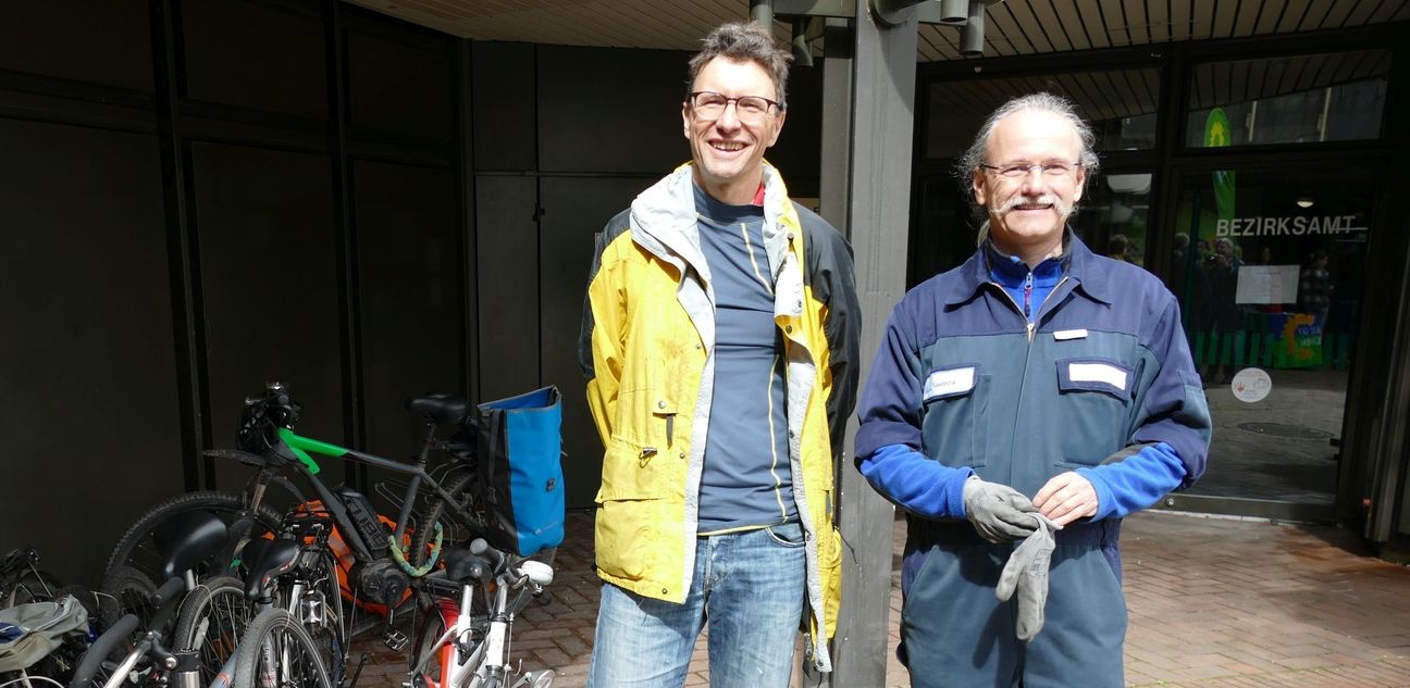 Der Kornwestheimer Arzt Axel Stöckmann (links) und Holger Andris vom Verein Technik und Solidarität sammelten am Samstag bei der Maichinger Fahrradbörse Fahrräder, die in Afrika einen neuen Besitzer finden sollen. Bild: Lück