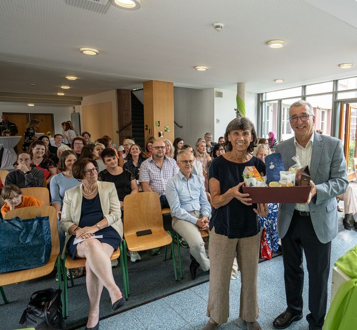 Bürgermeister Ekkehard Fauth verabschiedete Rektorin Christiane Lay von der Buchhaldenschule. Bild: Richter