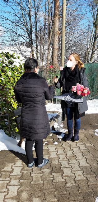 Blumen, Gutschein und ein herzliches Dankeschön geht von Sarah Tonhauser, Gleichstellungsbeauftragte im Landkreis Calw, an die Mitarbeiterinnen vom Frauenhaus sowie an die dort lebenden Frauen. Bild: Landkreis Calw