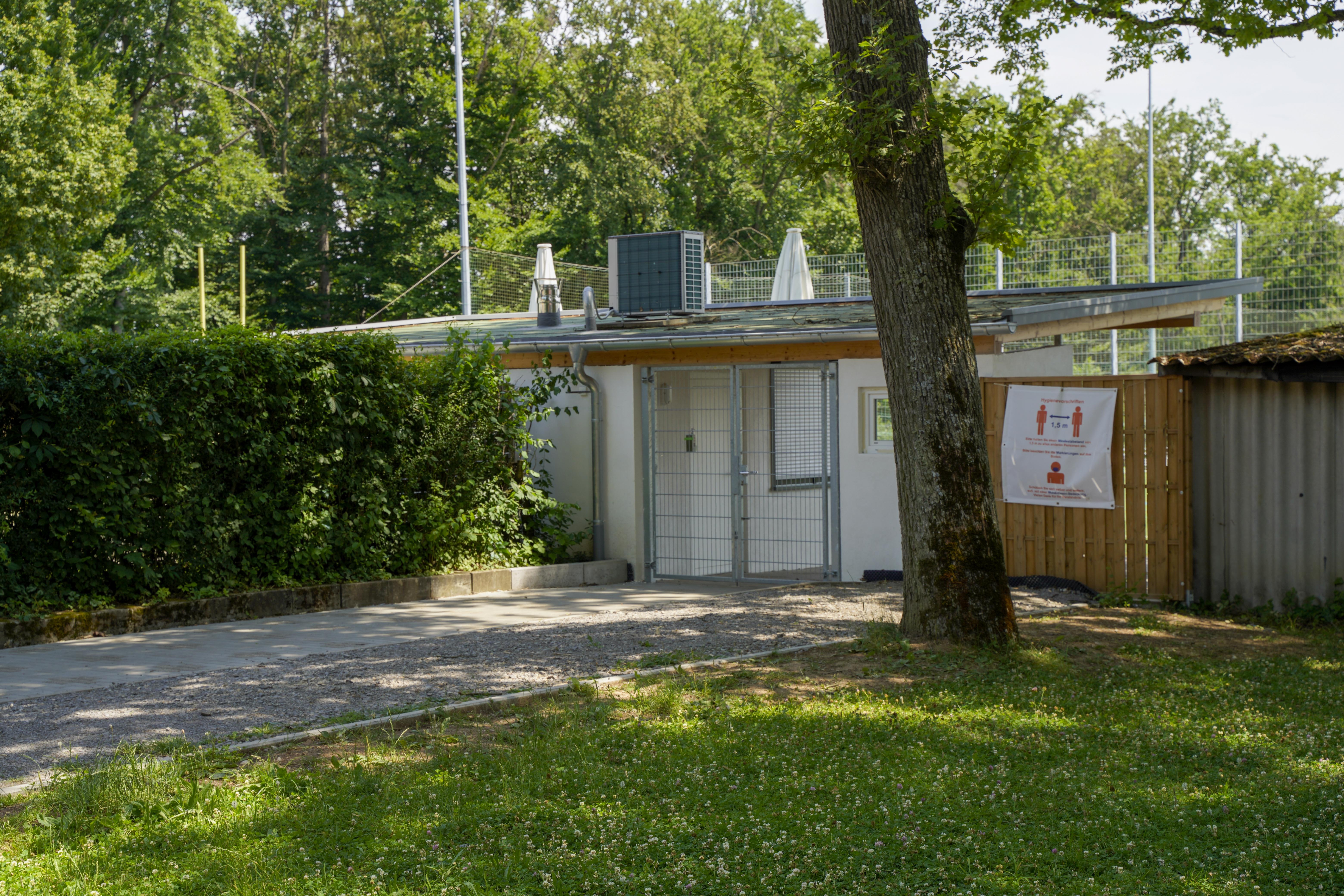 Auf dem Weg vom Kunstrasenplatz zu den Kabinen kam es am Sonntag zu Beleidigungen und Handgreiflichkeiten. Bild: Dettenmeyer