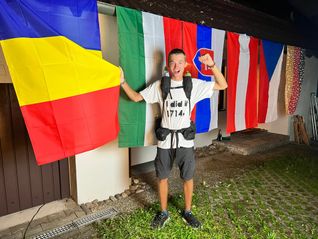 Flaggenparade daheim in Sindelfingen. In diesen Ländern hinterließ Falk von Göler Fußspuren. Bilder: z
