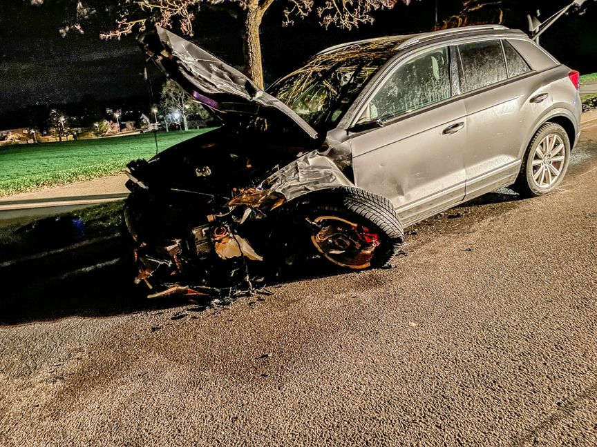 Der VW war nicht mehr fahrbereit und musste abgeschleppt werden. Bild: SDMG/Dettenmeyer