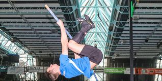 Arne Dümmler nutzte die U16-Hallenmeisterschaft im Glaspalast für eine neue Bestleistung im Stabhochsprung.