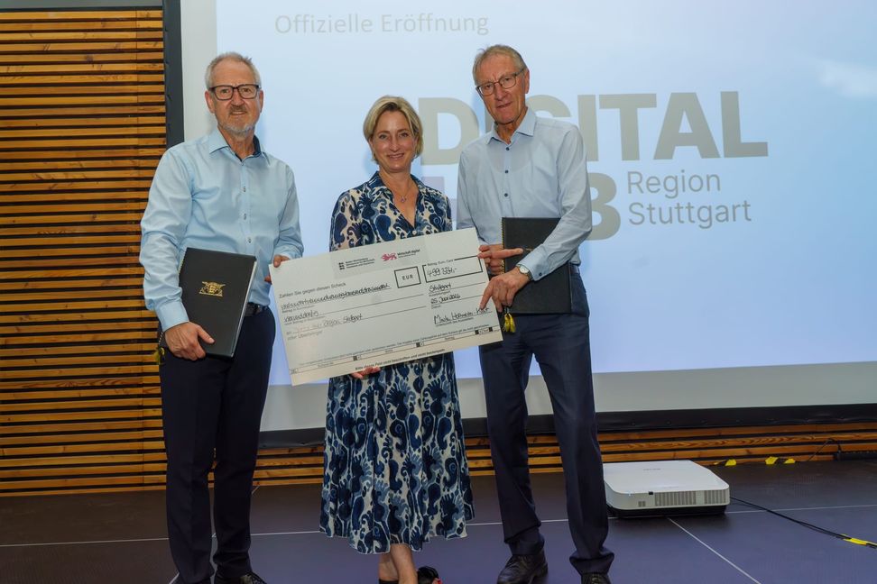 Dr. Nicole Hoffmeister-Kraut, Ministerin für Wirtschaft, Handwerk und Tourismus, überreichte einen symbolischen Scheck über rund 500 000 Euro an Landrat Roland Bernhard (rechts) und Dr. Claus Hoffmann, Geschäftsführer der ZD.BB GmbH.