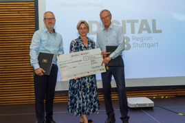 Dr. Nicole Hoffmeister-Kraut, Ministerin für Wirtschaft, Handwerk und Tourismus, überreichte einen symbolischen Scheck über rund 500 000 Euro an Landrat Roland Bernhard (rechts) und Dr. Claus Hoffmann, Geschäftsführer der ZD.BB GmbH.