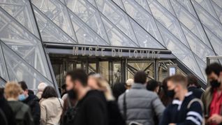 Louvre-Personal kann nicht mehr - bis zu 20.000 Besucher drängen sich täglich allein vor der weltberühmten "Mona Lisa" von Leonardo da Vinci.