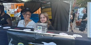 Julia Rapp vom LC Johannes Kepler mit Tochter Emilia nahm die Pfandspenden entgegen.