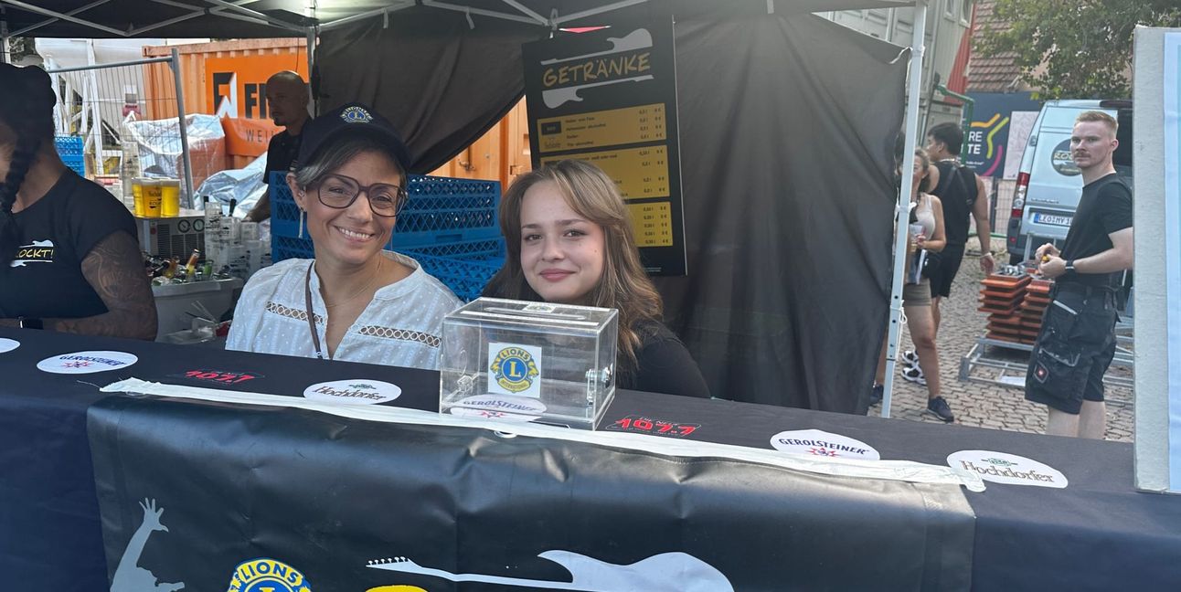 Julia Rapp vom LC Johannes Kepler mit Tochter Emilia nahm die Pfandspenden entgegen.