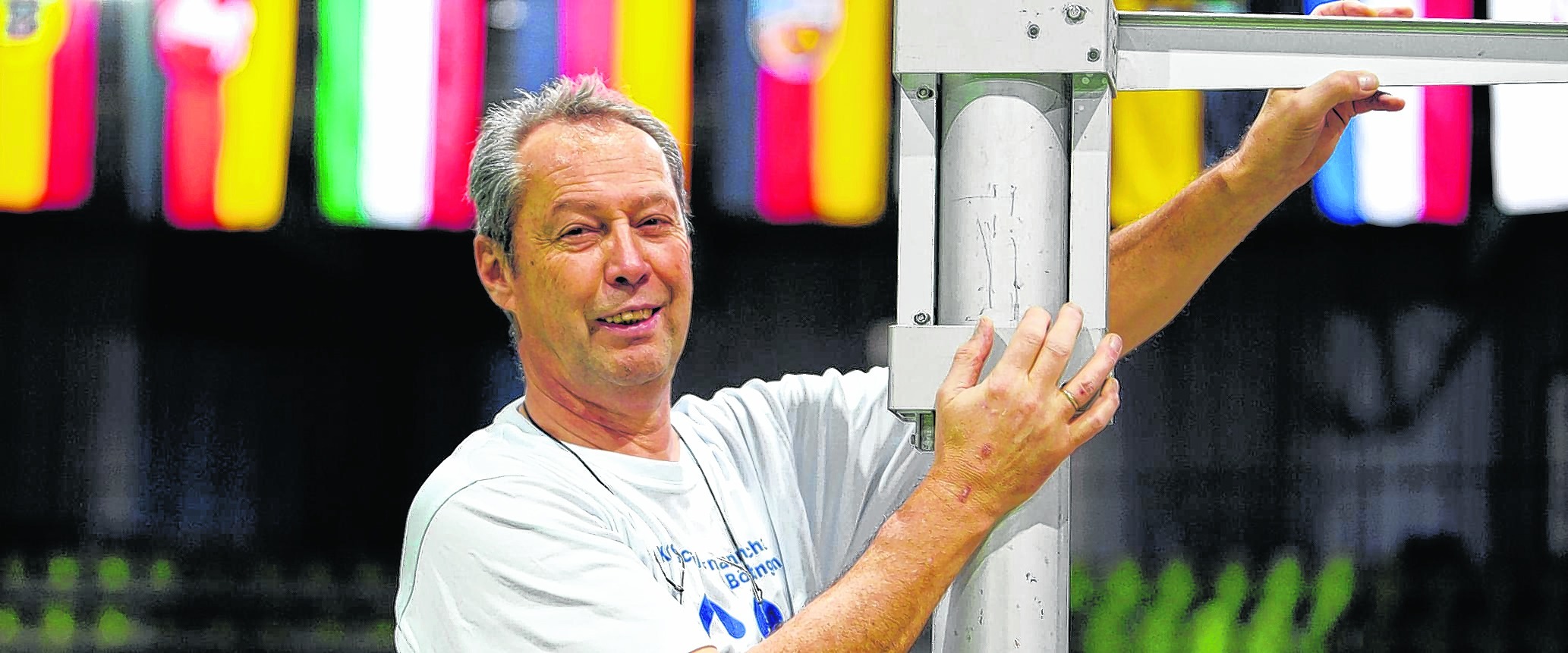 Dieter Locher beim Aufbau der Stabhochsprung-Anlage im Sindelfinger Glaspalast. Der VfL ist die große Leidenschaft des 64-jährigen, gebürtigen Schwarzwälders. Als Lehrer geht er im Sommer in den Ruhestand, doch seinem Verein wird er weiter zur Seite stehen. Bild: automotorart