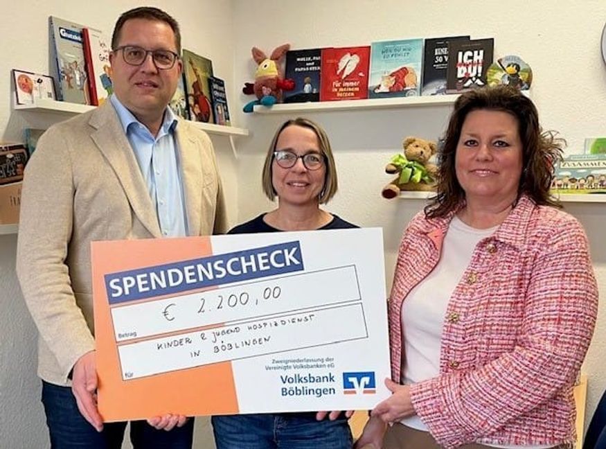 Michaela und Lars Aschbacher mit Claudia Frers (Mitte).