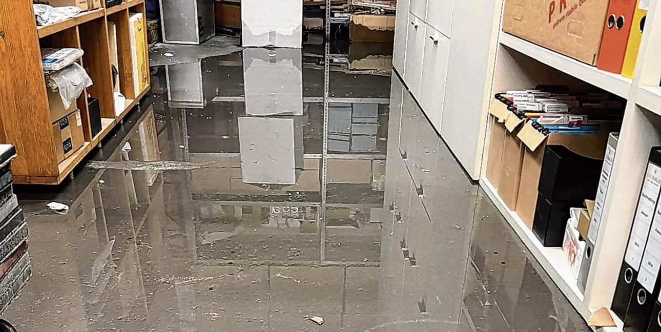 Ein feuchtes Lager: An welcher Stelle das Wasser eingedrungen ist, wird noch kontrolliert. Bild: z