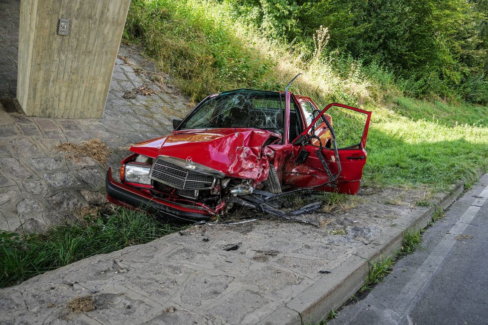 Der Fahrer wurde schwer verletzt mit einem Hubschrauber in ein Krankenhaus gebracht.