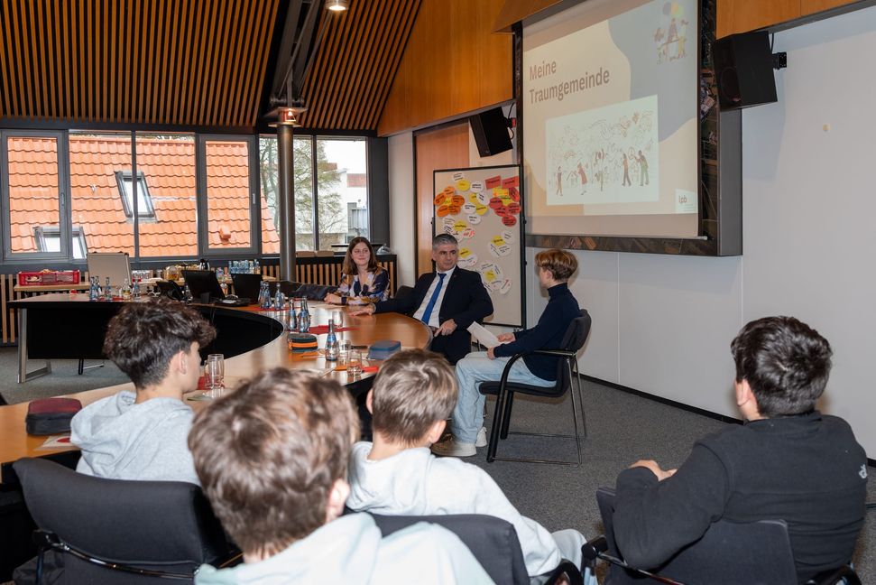 Die Ergebnisse der Arbeitsgruppe vorzutragen gehört für Elias Gutekunst  genauso zum Gespräch mit Bürgermeister Ioannis Delakos, während Sara Schmalzried (Landeszentrale für politische Bildung) moderiert.