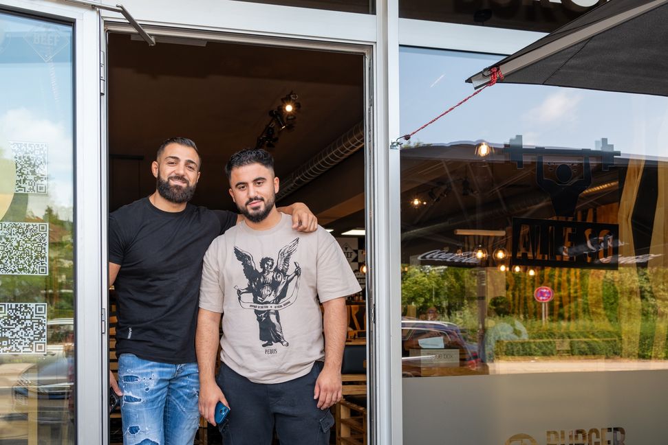 Die Burger Brothers Cenk Celen und Menaf Canser Erol sind das erste Mal bei Schlemmen am See mit dabei.   Bild: Nüßle