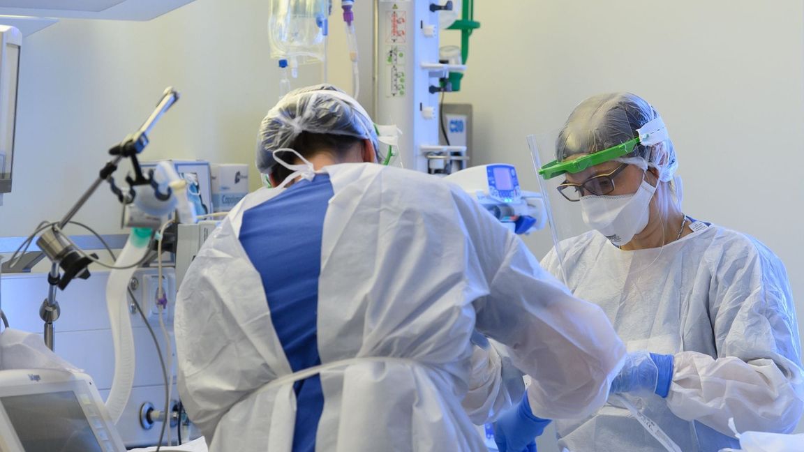 Intensivpflegerinnen in Schutzkleidungen auf einer Covid-19 Intensivstation: In Sachsen beschäftigen sich Virologen mit der Aufarbeitung der Corona-Pandemie (Symbolfoto).