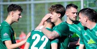 Max Horn (Nummer 22) wird für seinen Treffer zum 4:0 gefeiert.