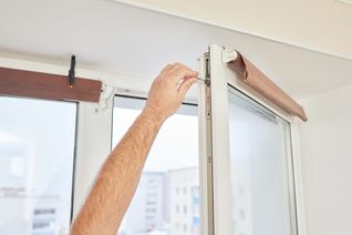 Erfahren Sie, was es mit der „Winter-Einstellung“ von Fenstern auf sich hat. Alles Wichtige und praktische Tipps zur richtigen Fenstereinstellung und Heizkostensenkung.