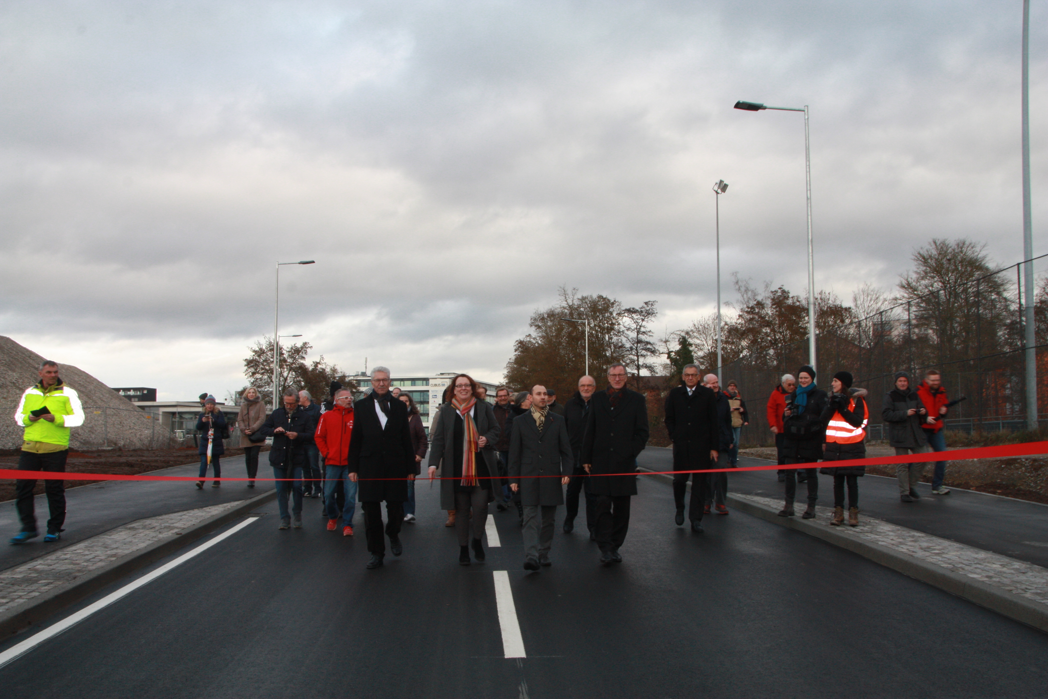 Kurz vor dem großen Schnitt der Scheren – für die Baustelle an der Herrenberger Straße haben die letzten Minütlein geschlagen.		Bild: Jung