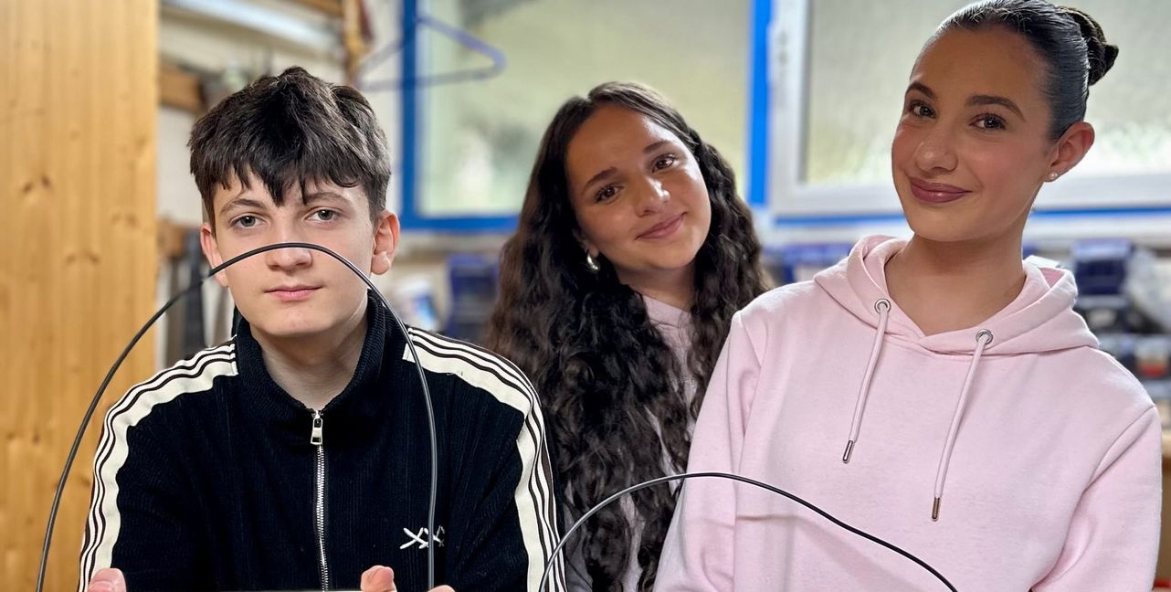 Mission erfüllt! Mit sichtlichem Stolz zeigen die Schüler ihre selbstgebauten Nistkästen.