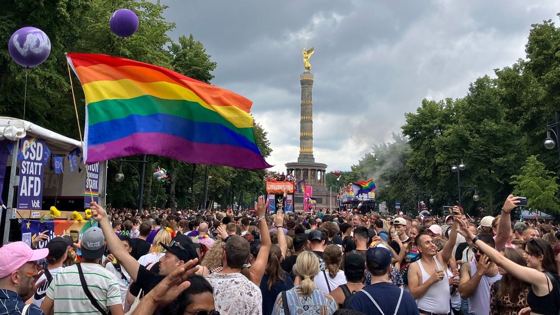 Der Christopher Street Day ist in Berlin ein Großevent - diesmal ohne das Regenbogennetzwerk der Bundestagsverwaltung. (Archivbild)