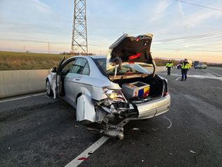 Der Mercedes-Benz des 63-Jährigen  wurde bei dem Unfall schwer beschädigt. 	Bild: SDMG/Dettenmeyer