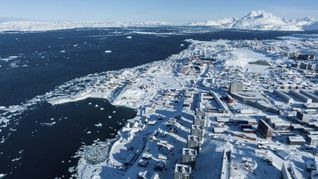 Mit Schnee bedeckte Häuser sind in Nuuk, dem Hauptort Grönlands,  zu sehen.
