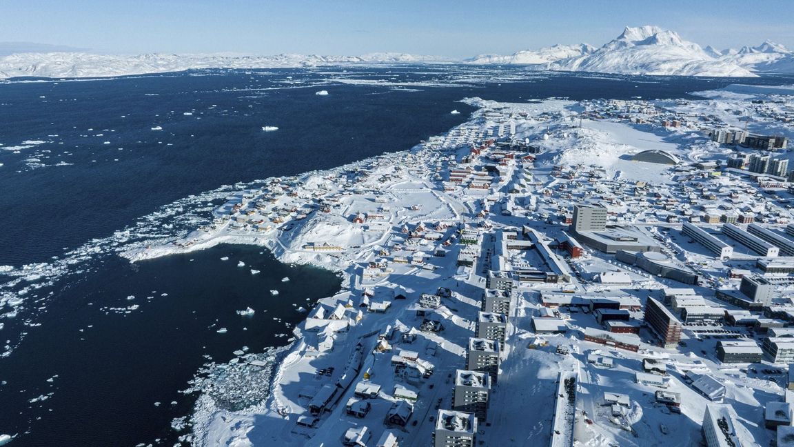 Mit Schnee bedeckte Häuser sind in Nuuk, dem Hauptort Grönlands,  zu sehen.