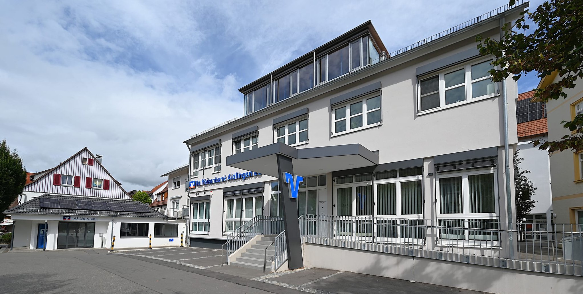 Mit der Auslagerung der SB-Stelle in den Pavillon (links) wurde bei der Raiffeisenbank Aidlingen der Weg frei für einen Umbau des Hauptgebäudes. Der Haupteingang wurde von der linken Seite in die Mitte verlegt und erhielt einen barrierefreien Zugang.