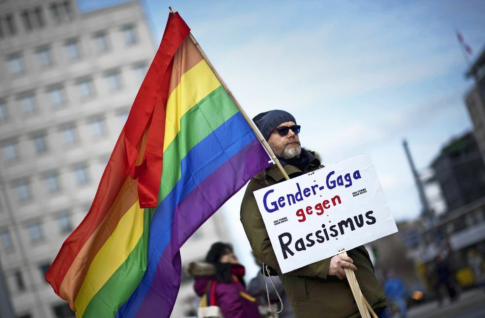 Populistische Parteien kritisieren Bemühungen um eine inklusive Sprache vehement als „Gender-Gaga“. So manche Demonstrierende greifen die Bezeichnung selbstironisch auf.
 Foto: imago/IPON/Stefan Boness..