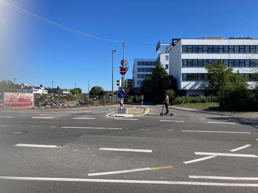 Die Rampe am Smart-Gelände zwischen Sindelfinger Straße und Leibnizstraße wird umgebaut. Deshalb ist die Sindelfinger Straße am Sonntag teilweise gesperrt. Die Rampe selbst wird bis 10. Oktober nicht zu befahren sein. Bild: Jung