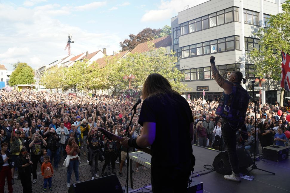 Iron Maidnem aus Ungarn rocken den Sindelfinger Marktplatz mit Hits von Iron Maiden. Bild: Dettenmeyer