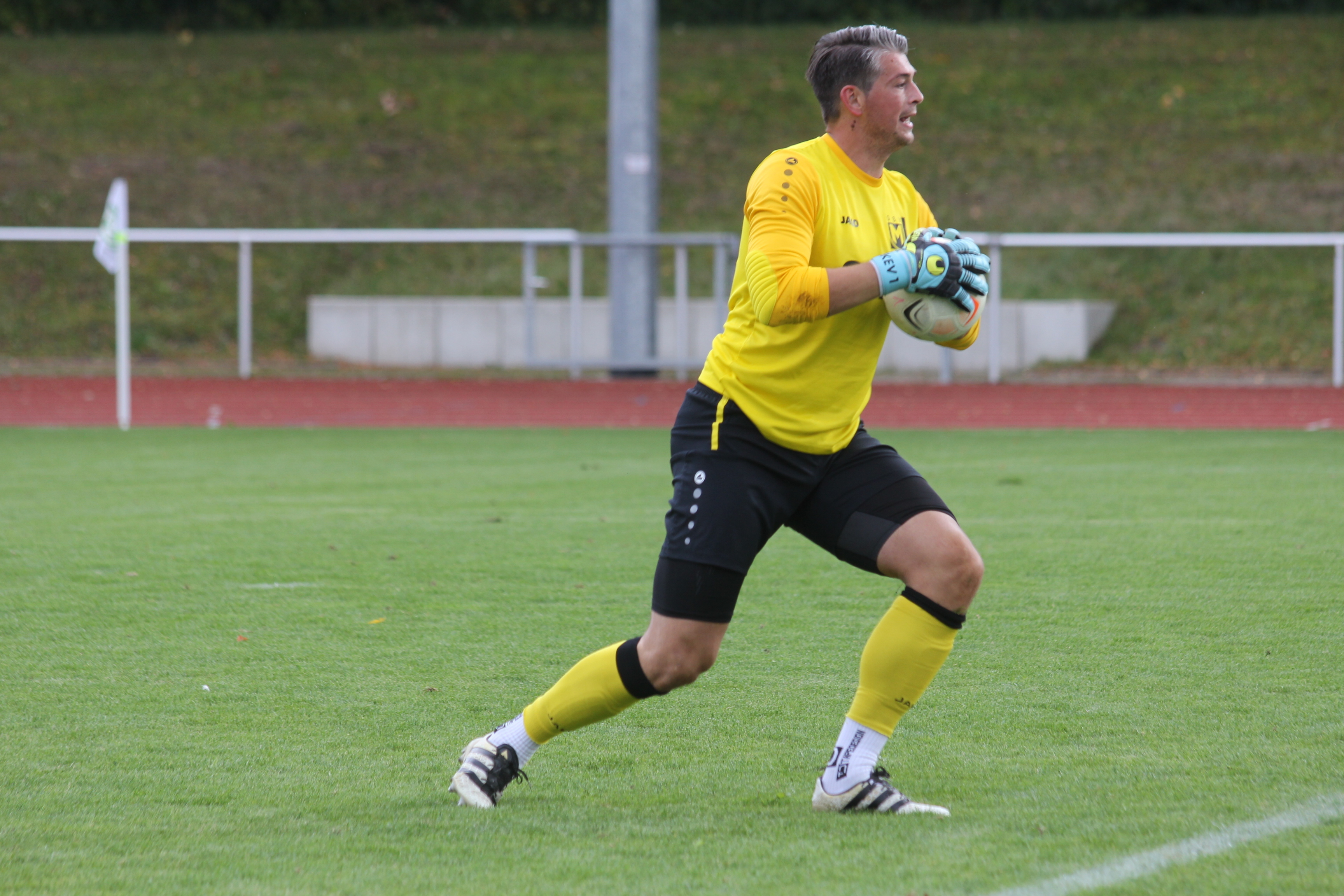 Torhüter Admir Fajic hält den Ball und den Punktgewinn des GSV Maichingen bei Rot-Weiß- Weiler fest. Bild: Oberdorfer