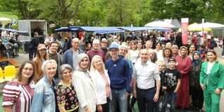 Auf unserem Foto (von links): Florentina Meinzenbach (Ehrenamtliche), Regina Vogt (Abteiliungsleiterin Familien, Senioren und Engagement), Melahat Althan (Fachstelle für Bürgerschaftliches Engagement), Mihriban Bagci (Fachstelle für Bürgerschaftliches Engagement), Carola Eißler (Fachstelle für Bürgerschaftliches Engagement), Matthias Pfaff (Leiter des Sozial- und Nachbarschaftszentrums Grund), Gaby Heydkamp (Ehrenamtliche und Mitglied des AWO-Kreisverbands), Oberbürgermeister Dr. Stefan Belz gemeinsam mit weiteren Ehrenamtlichen, die mit ihrem Engagement das Stadtteilfest Grund ermöglichen.