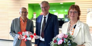 Landrat Roland Bernhard (Mitte) beglückwünscht Thomas Wagner und dessen Frau Bettina Wagner.