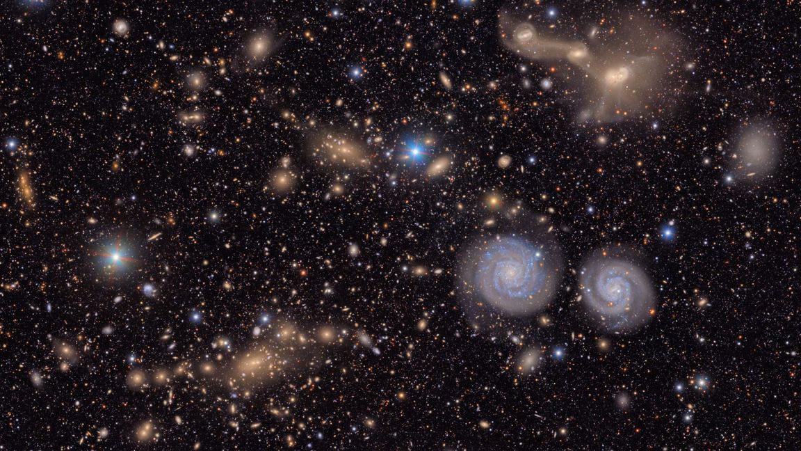 Im Virgo-Cluster außerhalb der Milchstraße sind zwei Spiralgalaxien (rechts unten) deutlich zu sehen.