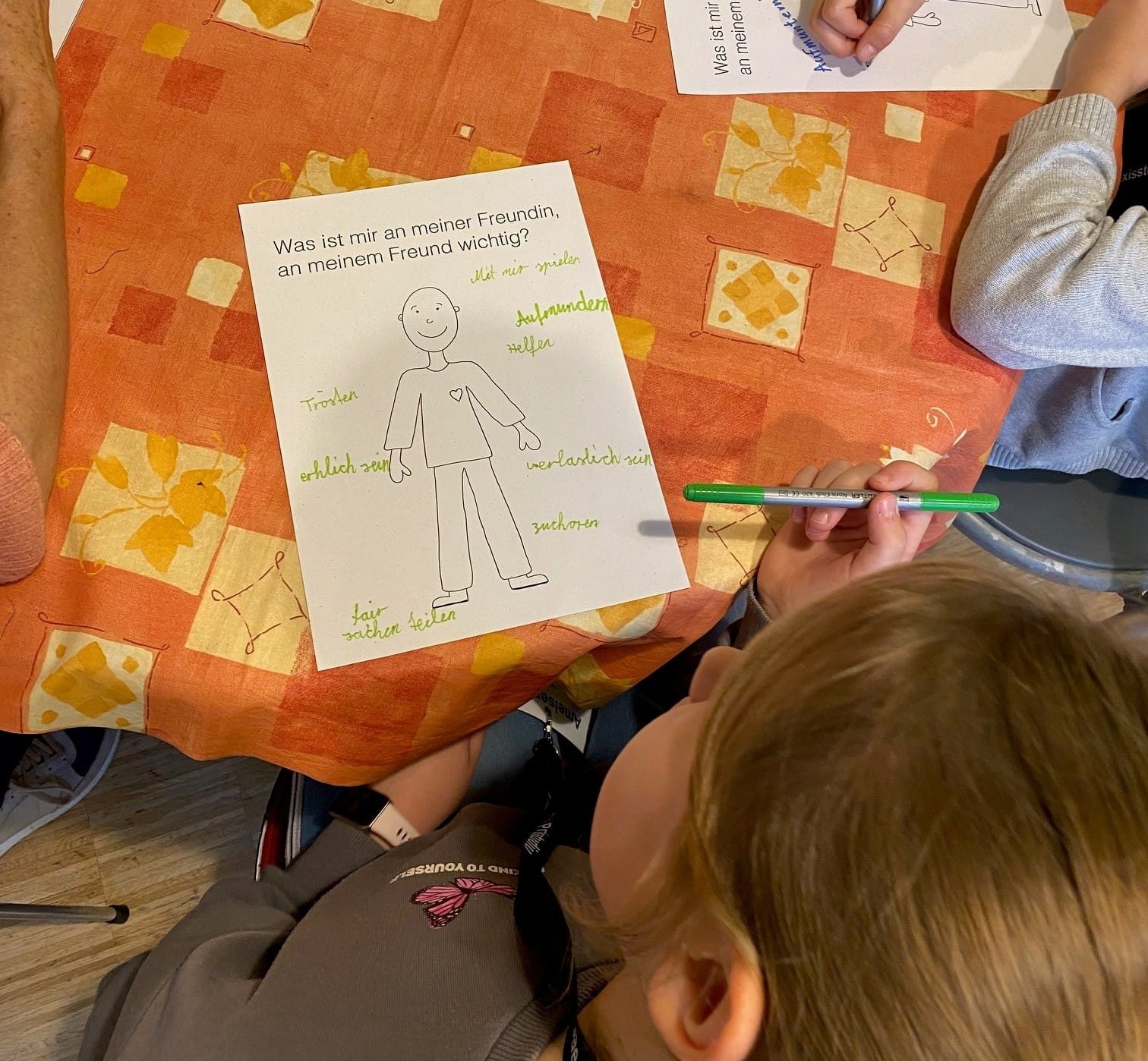 Schulsozialarbeit setzt auch auf präventive Angebote: Bei einer Übung beschäftigen sich Schüler an einer Sindelfinger Grundschule damit, was Freundschaft ausmacht und was ihnen im Umgang miteinander wichtig ist.