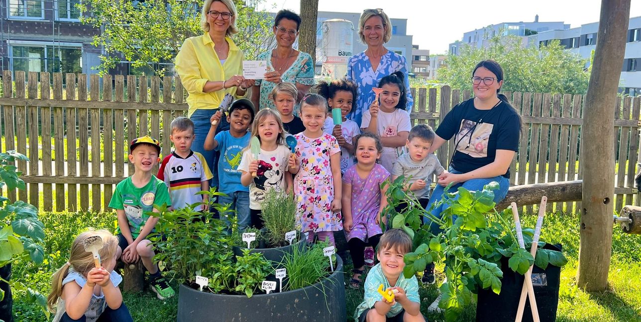Auf unserem Foto (von links): Kinder aus den Gruppen der KiTa Allmendäcker gemeinsam mit Heike Stahl (Bürgerstiftung Sindelfingen), Susann Gerstweiler (Leiterin), Heike Portig-Kohlmann und Sandra Wochele vom KiTa-Team.