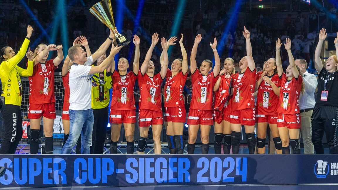 Jakob Vestergaard feiert mit seinen Spielerinnen den Gewinn des Supercups.