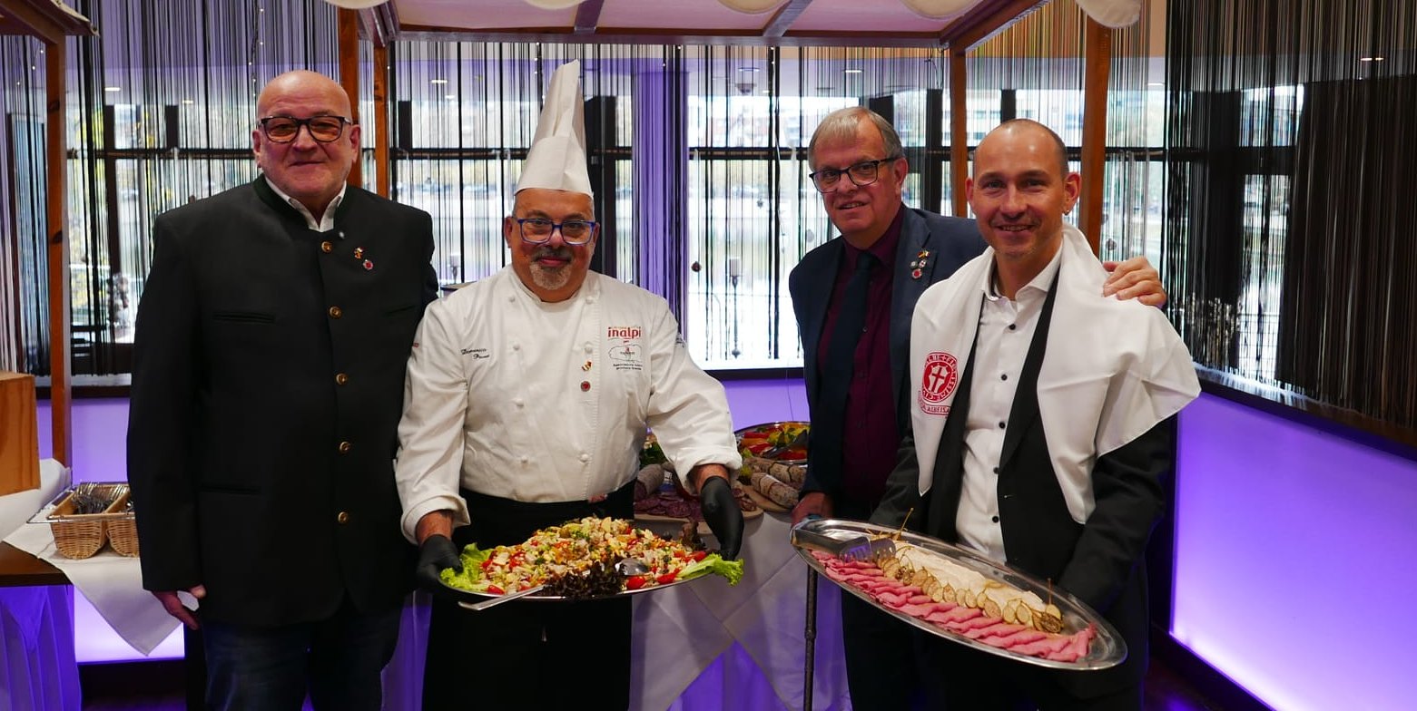 Es wird angerichtet: Präsident Massimo Lampugnani, Chefkoch Mimmo Pavan, Domenico Bohre und Böblingens OB Dr. Stefan Belz.