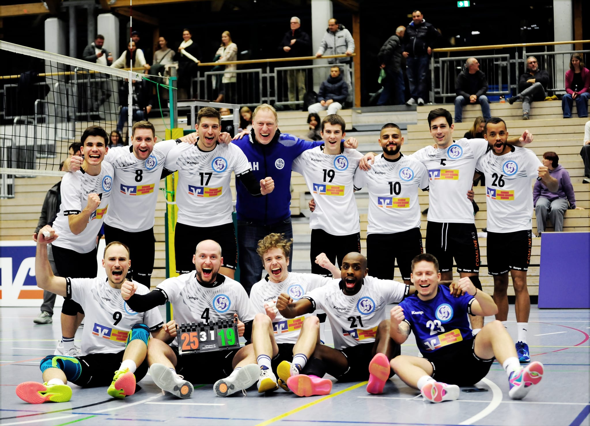 So sehen Sieger aus: Die Regionalliga-Volleyballer des VfL Sindelfingen.